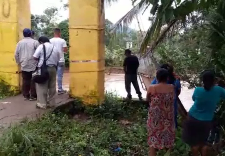 Puente zarzo colapsó tras temporal en Bocas del Toro. Foto/Mayra Madrid