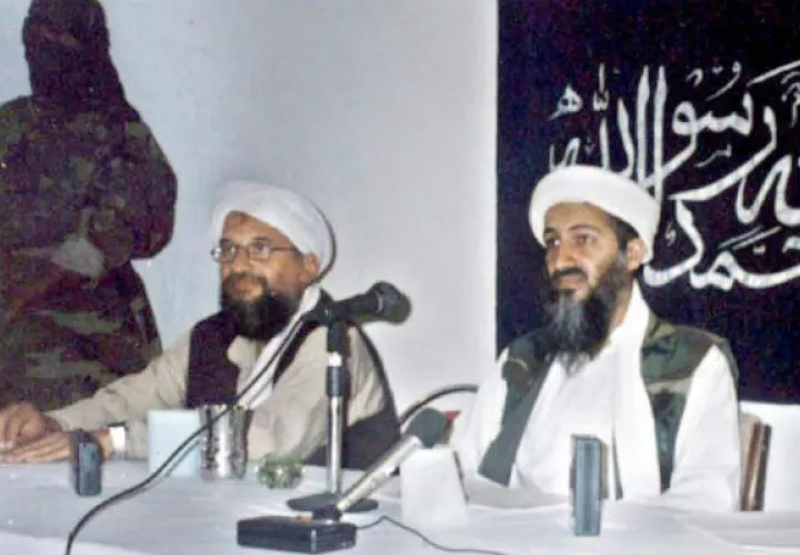 El disidente saudí y líder de Al Qaeda, Osama Bin Laden (dcha.), flanqueado por el líder islamista egipcio y segundo de Al Qaeda, Ayman Al Zawahiri (c). Foto: EFE