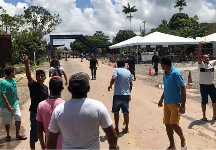Un grupo de habitantes se concentró desde primera hora de este sábado, prendió fuego a las carpas y tiendas de campaña donde están hospedados los venezolanos