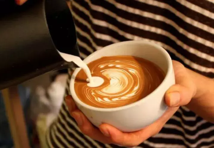 La palabra 'barista', cuyo origen es  el idioma italiano, se refiere a una persona especializada en café.  