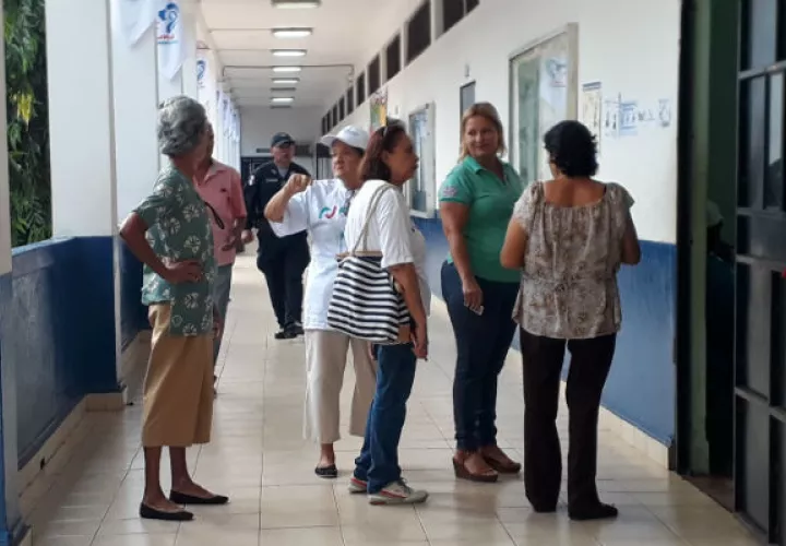 Poco a poco los votantes se movilizan. Foto: Thays Domínguez. 