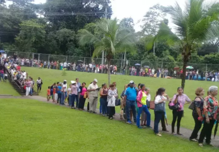 Personas disgustadas por mala organización 