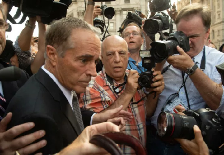 El congresista estadounidense republicano Chris Collins (i) sale de la Corte Federal luego de que le fueran leídos sus cargos en Nueva York. FOTO/EFE
