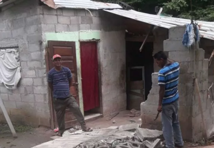 Un grupo de personas ayudan a la familia cobas con su vivienda dañada. Foto/ Eric Montenegro