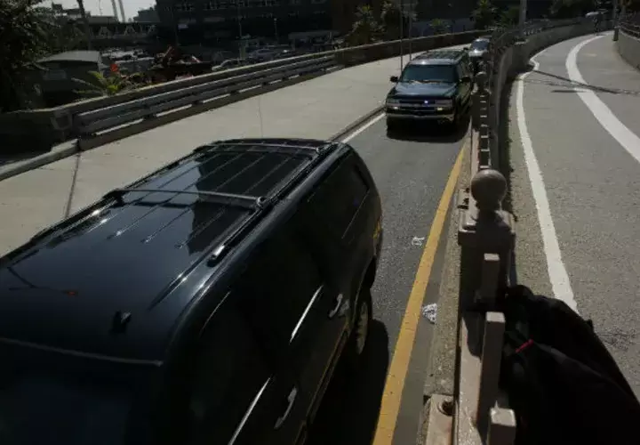 La caravana de autos que escolta a Joaquín "El Chapo" Guzmán por el puente de Brooklin. FOTO/EFE