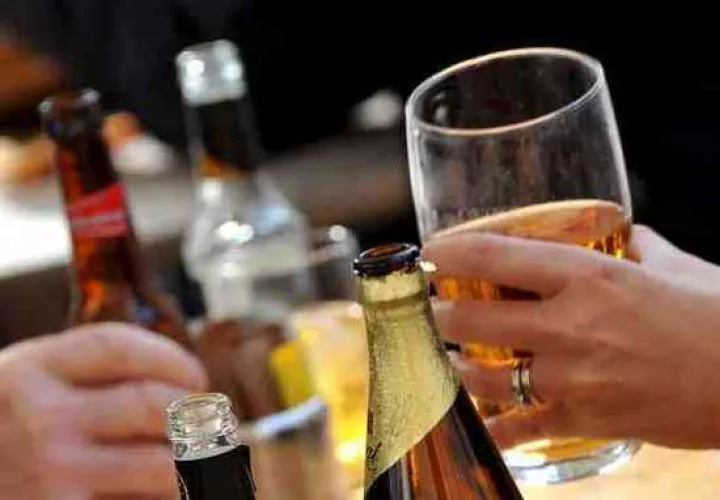 El alcoholismo es un problema médico y social en Chile, donde es responsable del 4.0% de los fallecimientos. FOTO/EFE