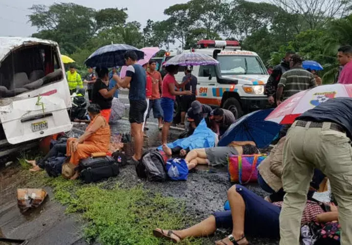 El bus acabó en una cuneta, los heridos fueron llevados al hospital. Foto/Mayra Madrid