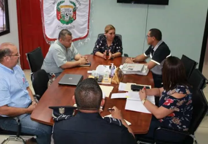Durante la reunión la alcaldesa  aprovechó para presentar ante el comisionado Núñez a la jueza de paz de David Ana Gantes y al funcionario de cumplimiento Irving Martínez.