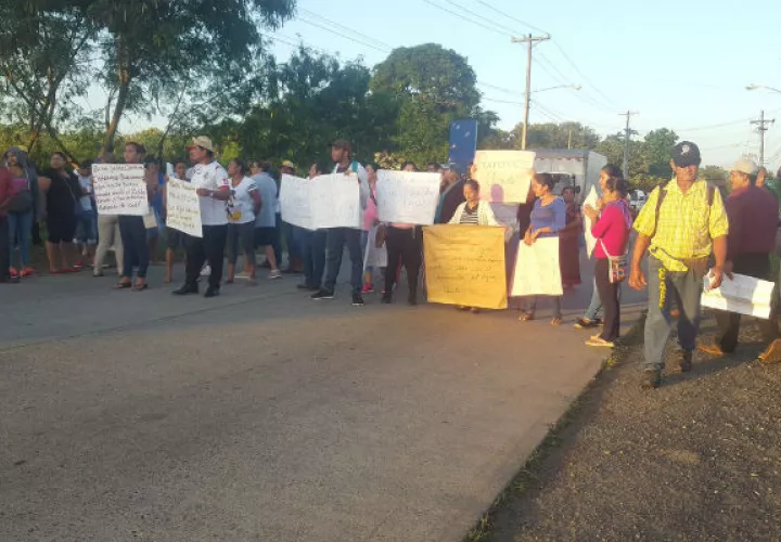 Chepanos cierran la carretera por falta de agua en varias comunidades.