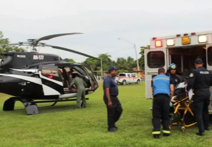 Policías heridos fueron trasladados vía aérea hacia la Ciudad de Panamá. Foto/Bomberos de Coclé