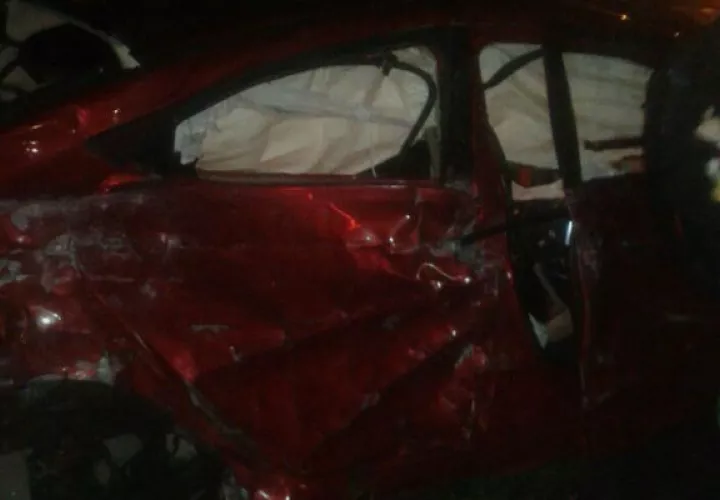 este auto, estuvo invlucrado en el accidente de tránsito con el bus de psajeros. Foto/Diómedes Sánchez