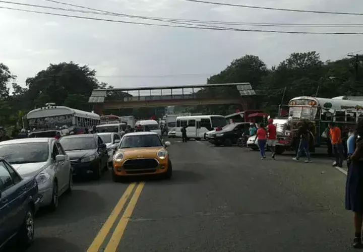 El cierre de padres de familia y docentes del Centro Educativo del Giral. Foto: Diómedes Sánchez.   