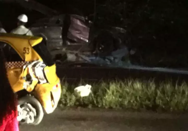 El accidente se dio entre un taxi y otro vehículo particular, este último quedó en un poste eléctrico y cerca a la quebrada fantasma.