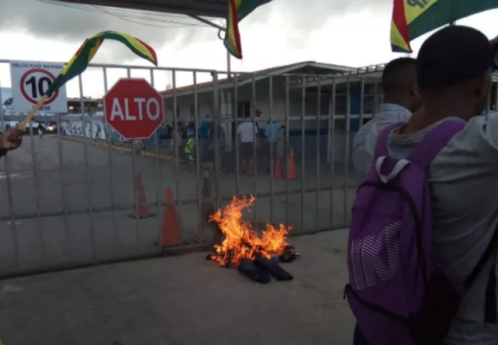 En el área se hicieron presentes miembros de la Policía Nacional que intentaron negociar con el grupo de manifestantes que está integrado por unas 30 personas.