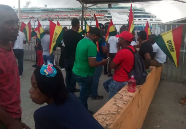Según los mismos manifestantes, luego de que la empresa administradora comunicara del despido a al menos a tres trabajadores se dio inicio a la protesta a eso de las 6:30 am.