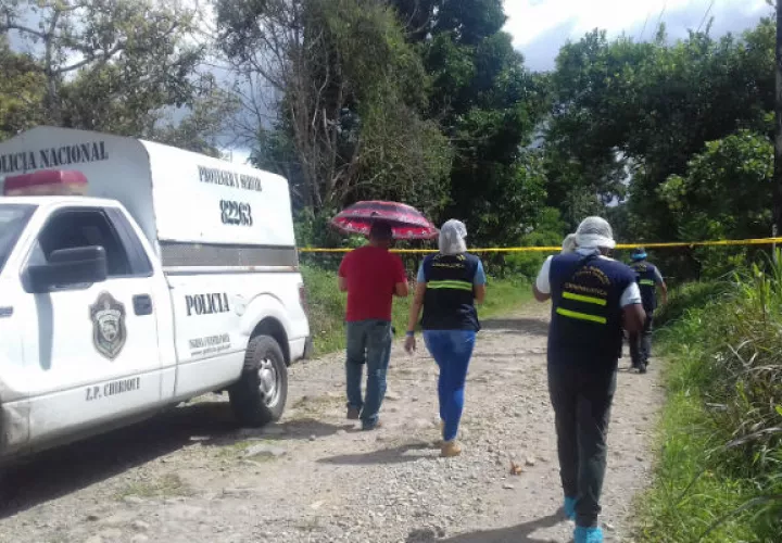 Al lugar se presento la policía nacional, personal de criminalística y de la fiscalía de homicidios y femicidios. Foto: Mayra Madrid.  