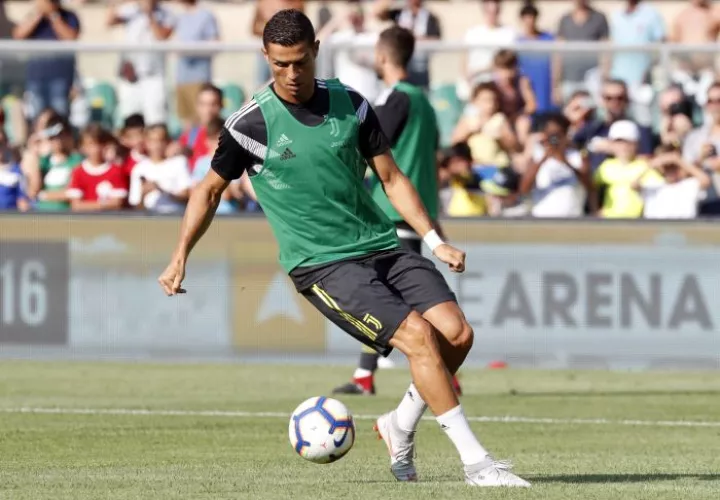 Cristiano Ronaldo hace ejercicios previo al partido ante el Chievo Verona. Foto AP
