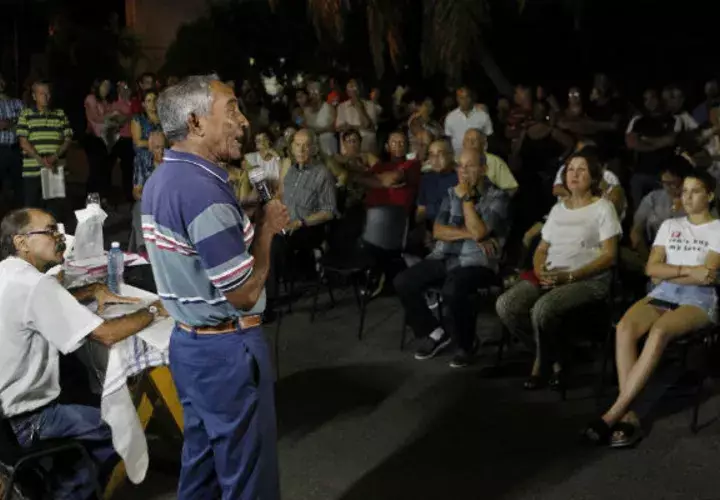 El militar Arnaldo Tamayo Méndez (i), primer latinoamericano en el espacio, en una asamblea de discusión  para la Constitución. FOTO/EFE