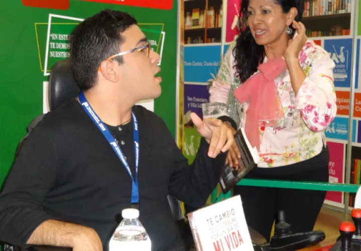 Juanpi Dolande los espera esta noche en la gala de su libro. Foto: Rosalina Orocú M.
