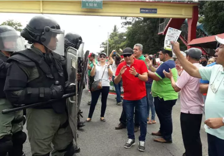 Los maestros gritan consignas frente a los uniformados. Foto: Mayra Madrid. 