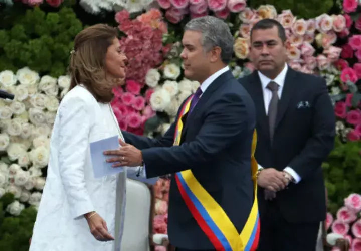  El nuevo presidente colombiano, Iván Duque Márquez (d), y su vicepresidenta, Marta Lucía Ramírez (i), participan durante la ceremonia de investidura. FOTO/EFE