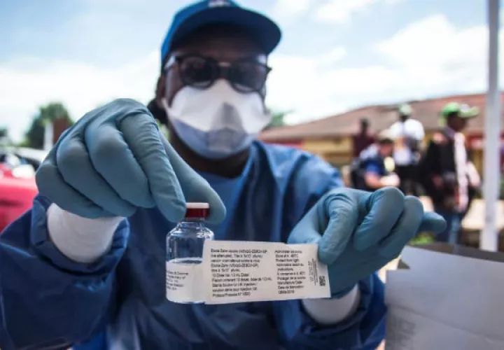Un trabajador de la Organización Mundial de la Salud (OMS) sostiene una vacuna antes de administrarla. Foto: EFE 