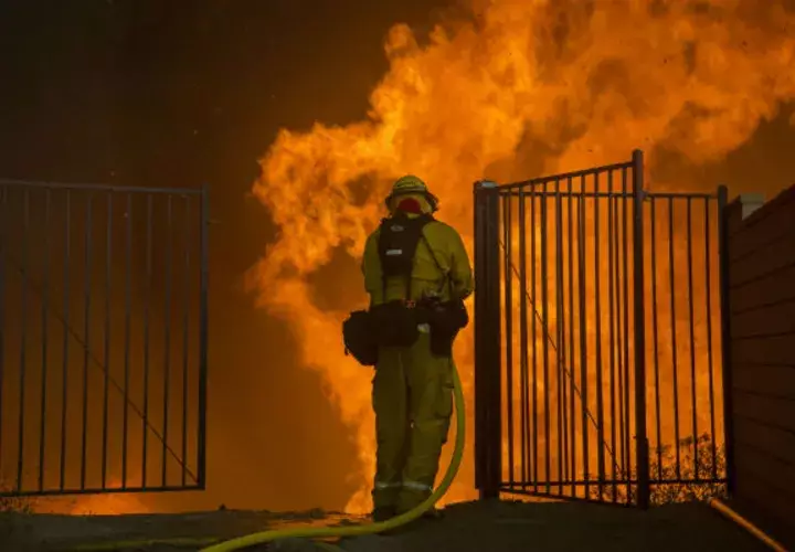 Un hombre ha sido detenido como presunto responsable de haber provocado este incendio.