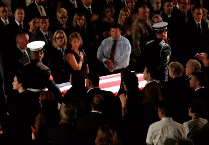 El domingo, McCain será enterrado en una ceremonia privada en el cementerio de la Academia Naval de Annapolis.