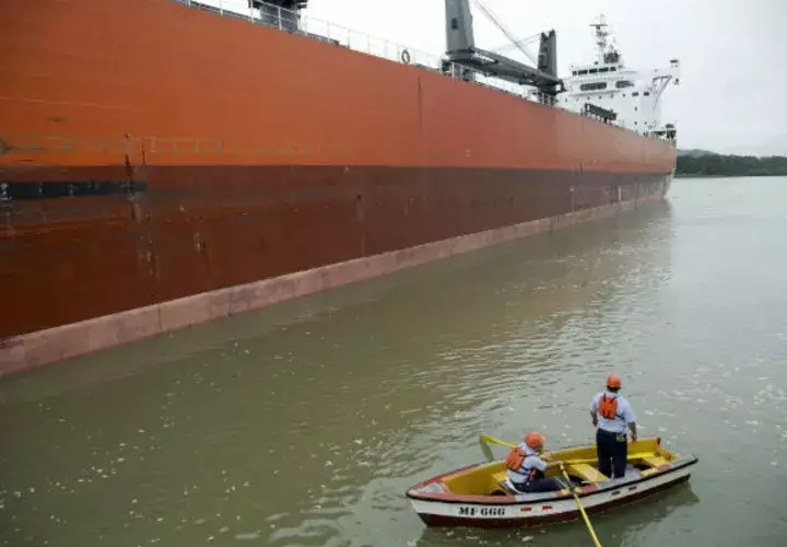Trabajadores del Canal prestan asistencia a un buque en la vía. Foto: Ilustrativa/EFE.