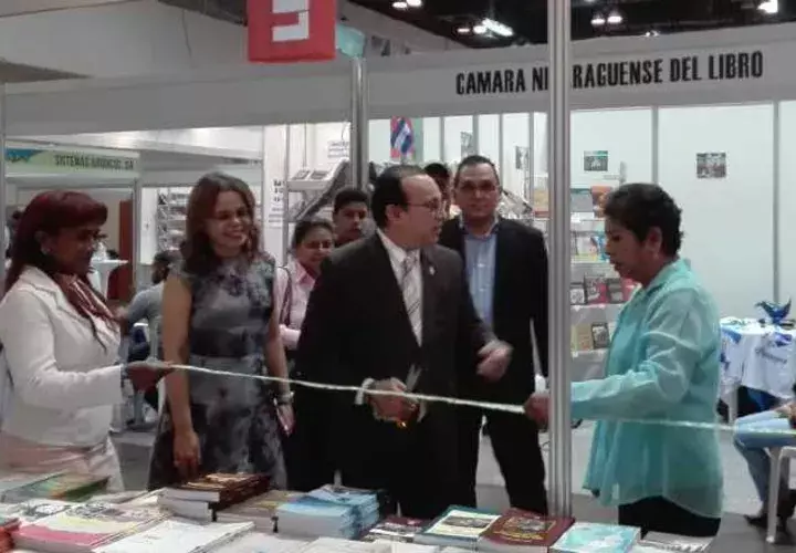 El rector  Eduardo Flores,  quien participó en la  FIL, desaprobó la intimidación. /Foto UP