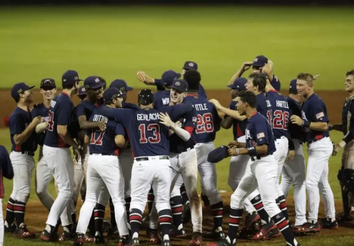 Los peloteros de Estados Unidos celebran su campeonato. Foto EFE