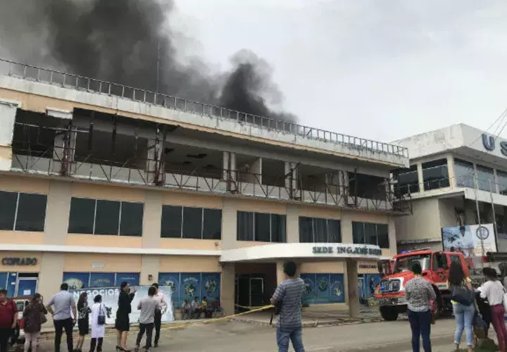 Una enorme columna de humo emanaba de la estructura. Foto: Víctor Eliseo Rodríguez. 