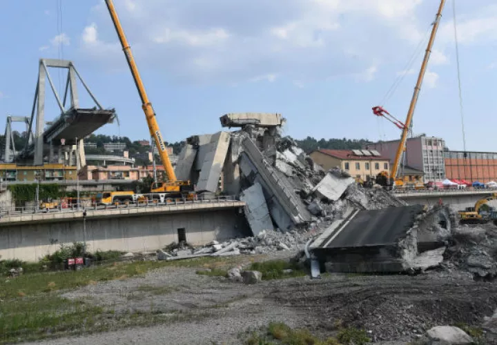 Las autoridades han iniciado las investigaciones sobre el derrumbe del puente construido en 1967. FOTO/AP