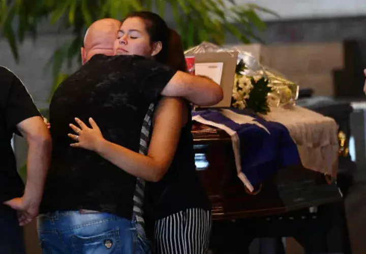 El acto se ha convocado en homenaje a los fallecidos, pero estas familias han preferido no participar y enterrarán a sus seres queridos en privado.