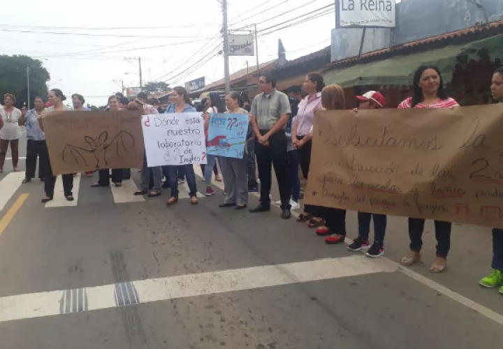 La protesta se realizó en la parte exterior del colegio. Foto: Thays Domínguez. 