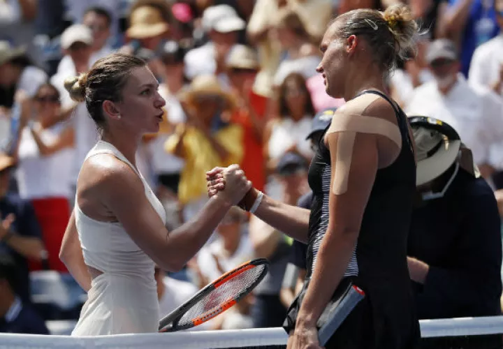 La tenista estonia Kaia Kanepi der.) celebra su victoria ante la rumana Simona Halep (izq). Foto:EFE 