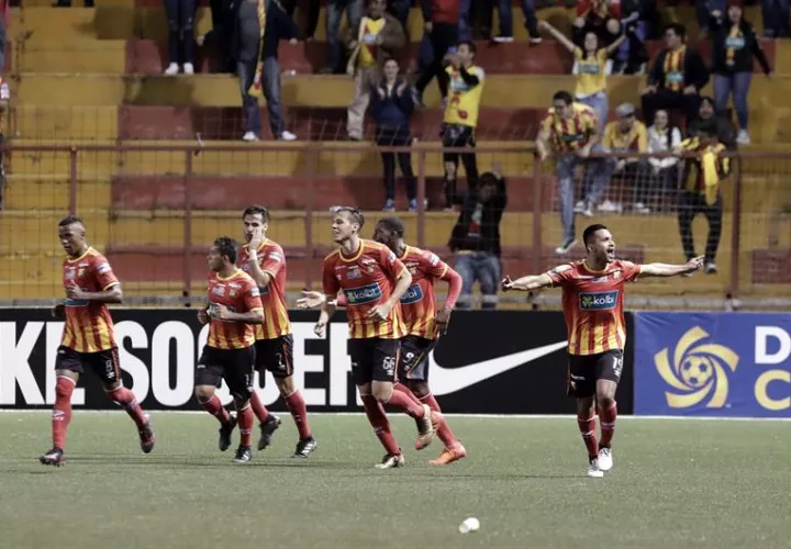  Herediano hizo valer su condición de local ante Universitario. Foto EFE