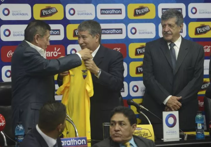 Hernán Bolillo Gómez durante su presentación en Ecuador. Foto EFE