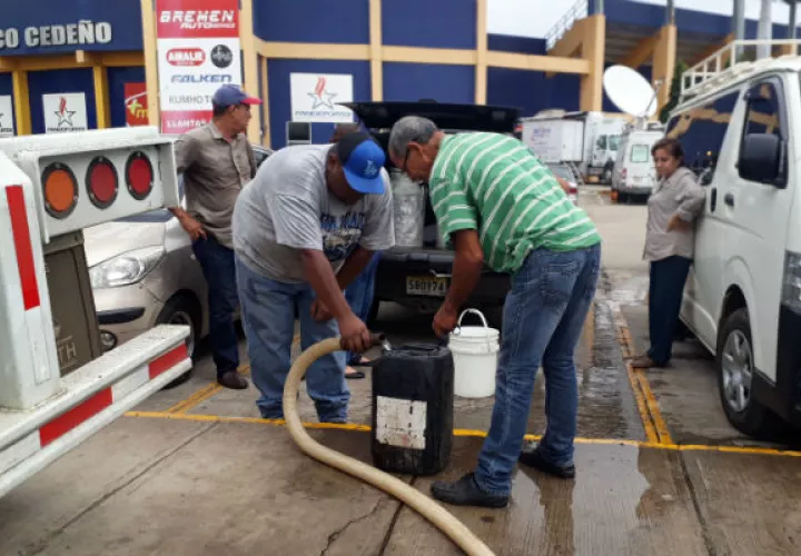 Se le proporcionó agua potable a la población por medio de carros cisternas. Foto/Thays Domínguez