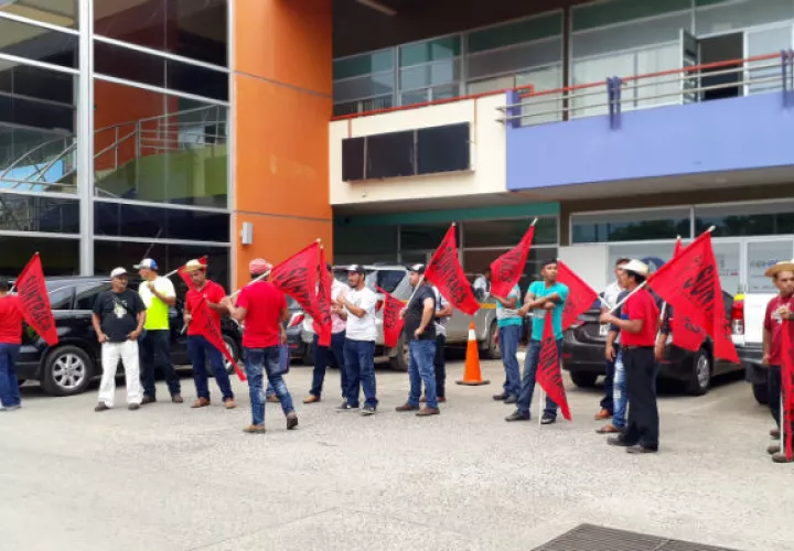Los trabajadores, exigen el pago de salarios caídos. Foto/Thays Domínguez