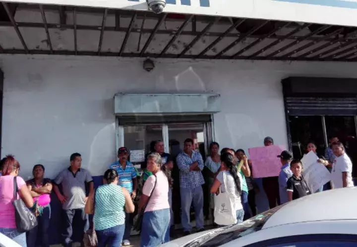 Se cansaron de esperar una respuesta por parte del Idaan, y fueron a sus puertas a protestar. Foto/Eric Montenegro