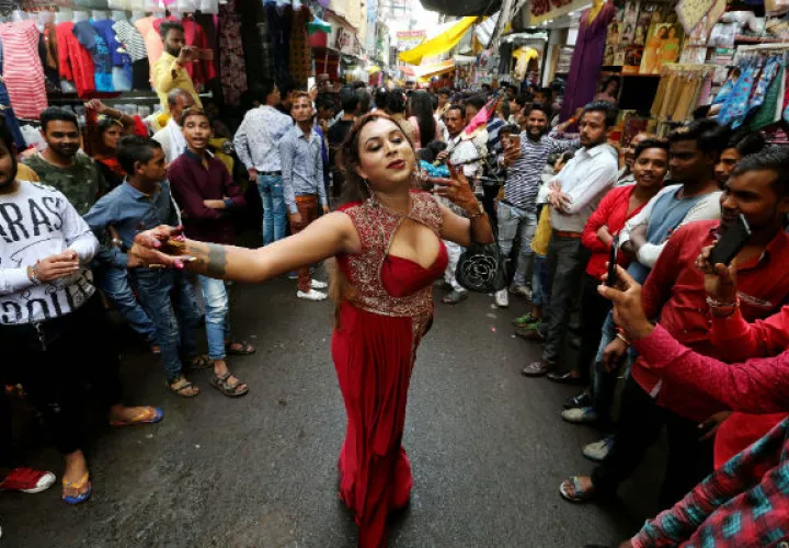 Los transexuales,  con frecuencia obligadas a mendigar de forma "profesional" en bodas o en la calle. FOTO/EFE 
