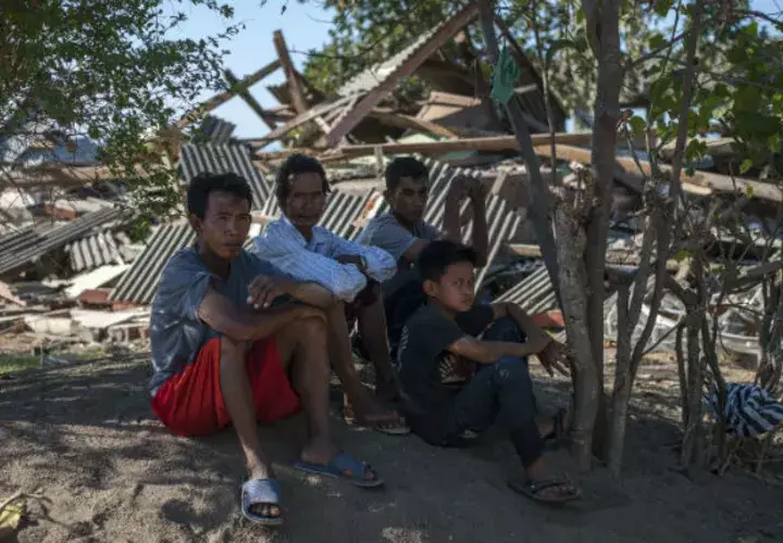 La población afectada por el terremoto, esperan la ayuda de las autoridades. FOTO/AP
