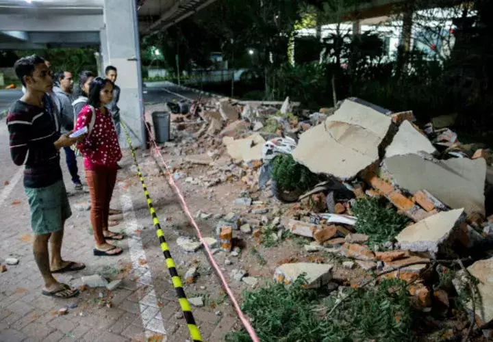 Partes de un edificio de un centro comercial caidas tras el terremoto, en Denpasar, Bali, Indonesia.