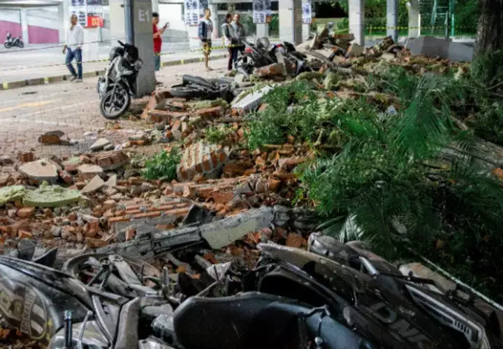 En las fotos colgadas en la red pueden verse escombros en las calles de Lombok debido al seísmo.
