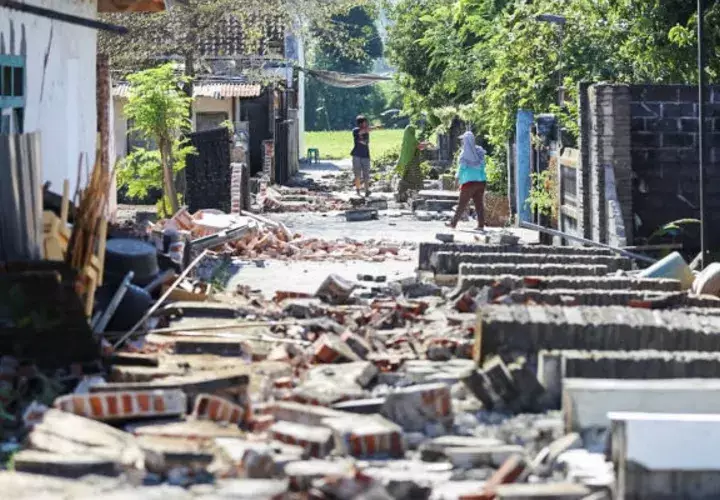 Miles de casas y edificios se han hundido a causa de la sacudida que hasta las ocho de la mañana hora local (00. 00 GMT) había sido seguida por 132 réplica.