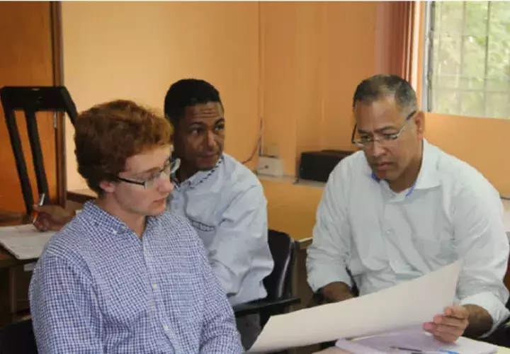Durante la reunión efectuada en la Universidad de Panamá en días pasados.