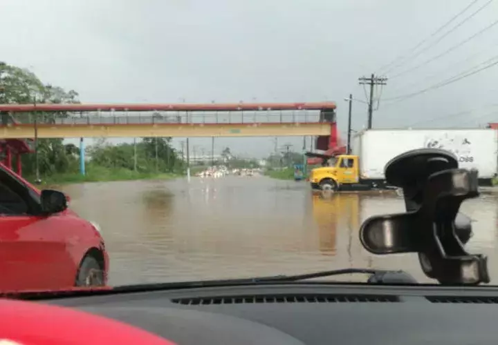 El desborde se dio en la comunidad de Villa del Caribe. Foto: Diómedes Sánchez. 