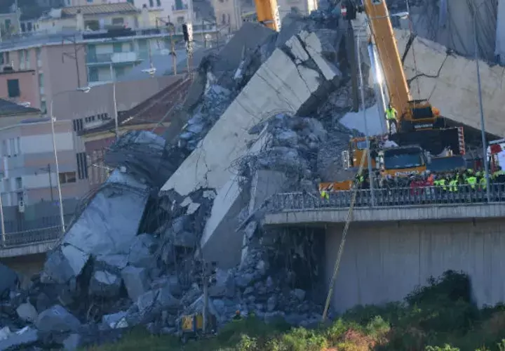 Una grúa trabaja en las labores de búsqueda de víctimas y retirada de los escombros. Foto: EFE 