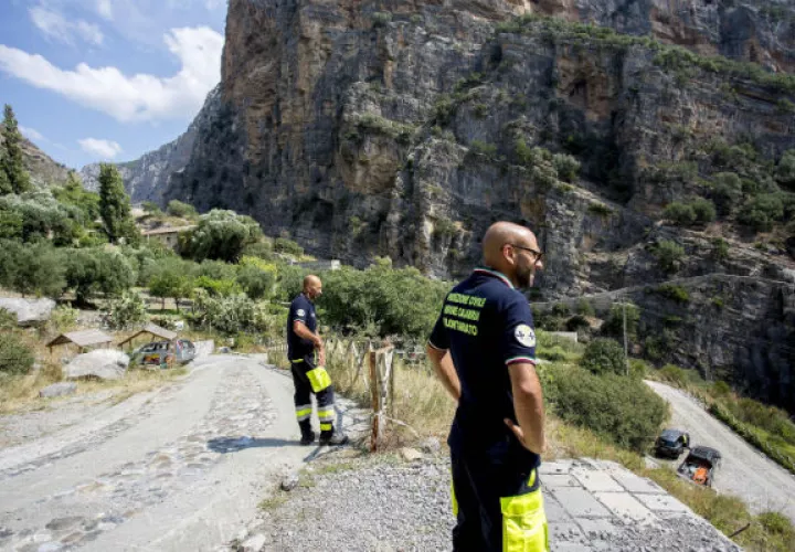 Varios miembros de los equipos de rescate trabajan en una garganta del río Raganello. FOTO/EFE